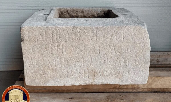 I Carabinieri del Nucleo TPC di Venezia consegnano al Museo di Portogruaro la base di un’urna funeraria con iscrizione