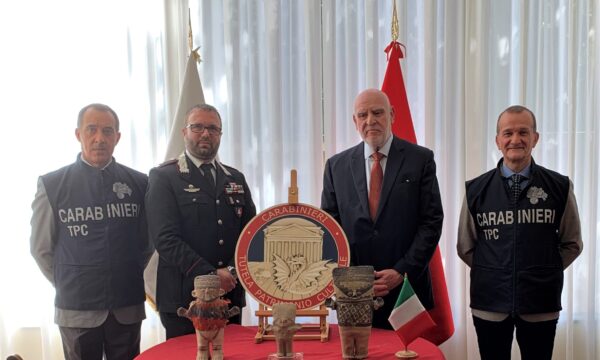 I Carabinieri del Nucleo TPC di Torino restituiscono alcuni reperti archeologici alla Repubblica del Perù