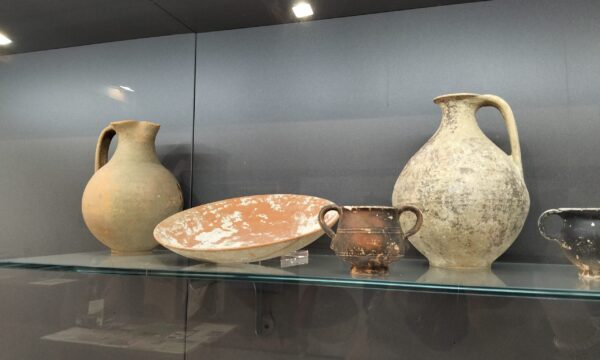 Foto del mese: “Reperti recuperati in esposizione al Centro di documentazione archeologica di Magliano in Toscana (GR)